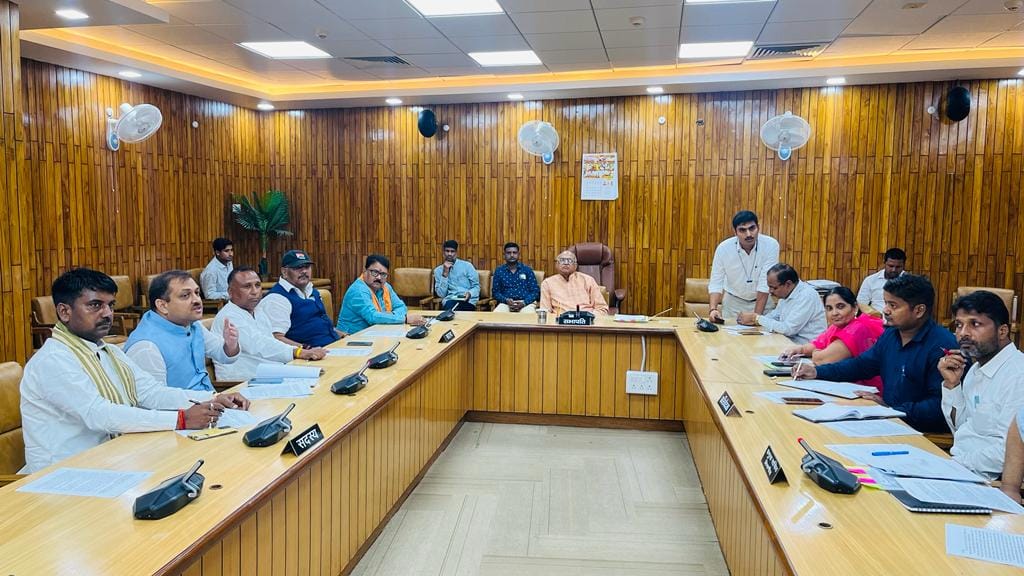 विधानसभा सचिवालय में प्रतिनिहित विधायन समिति की बैठक में उपस्थित रहा
