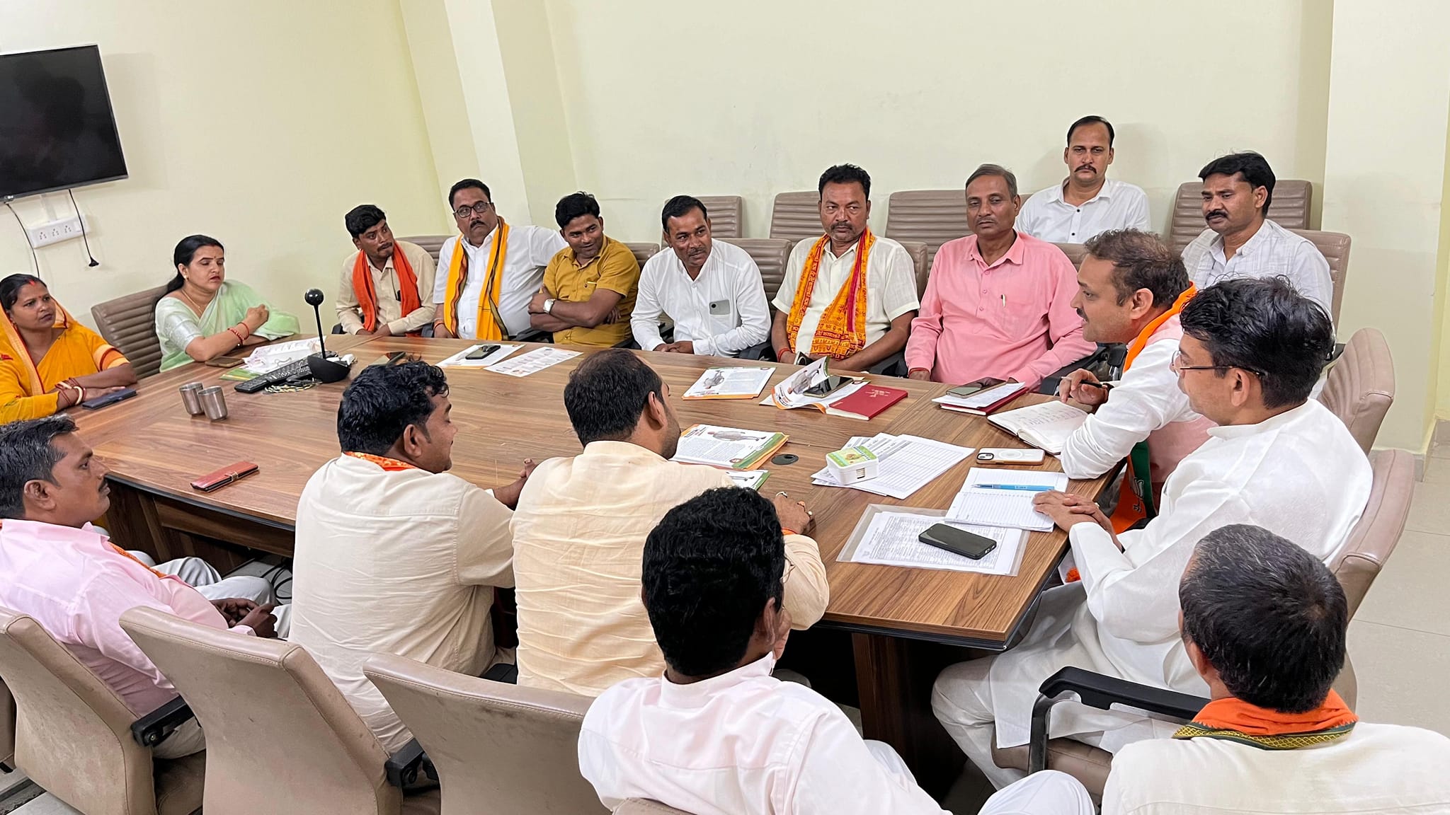 जनपद बाराबंकी जिला कार्यालय पर जिला पंचायत सदस्यगणों के साथ बैठक