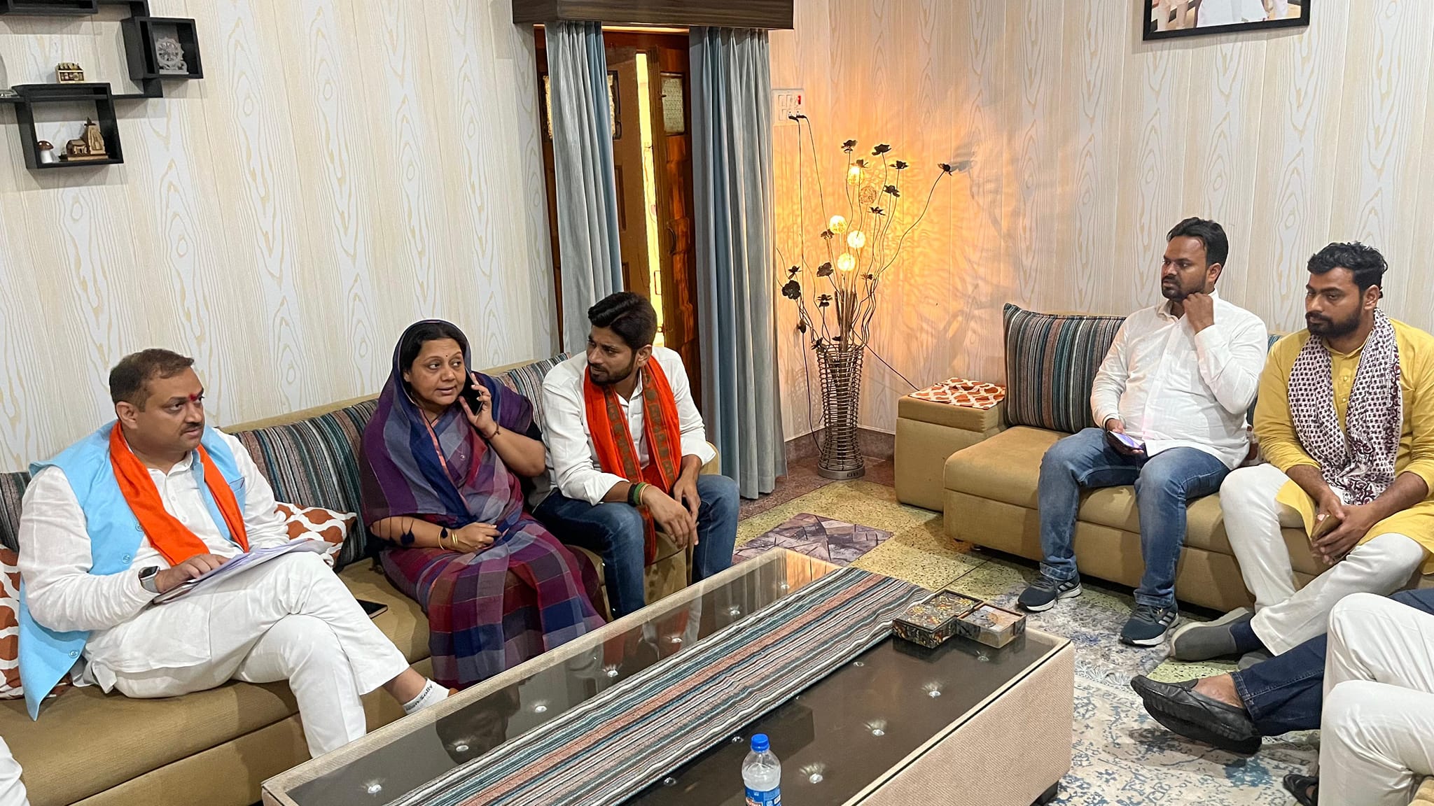 देवरिया में नगर पालिका अध्यक्ष श्रीमती अलका सिंह जी के आवास पर पार्षद गणों के साथ बैठक
