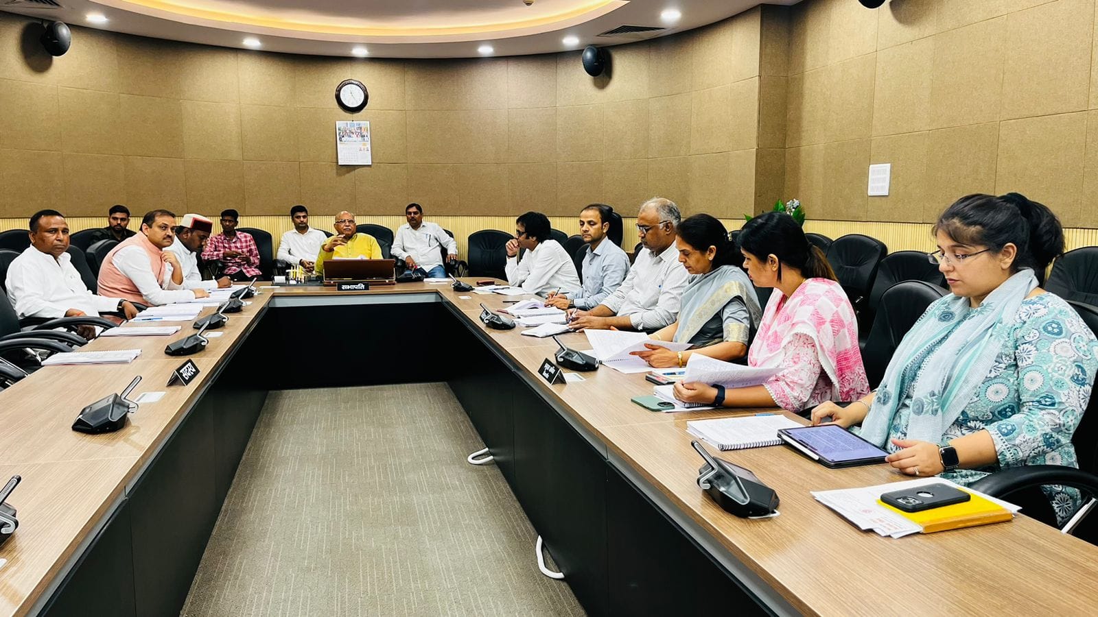 विधानसभा के सभागार में प्रतिनिहित विधायन समिति के अंतर्गत आयोजित बैठक
