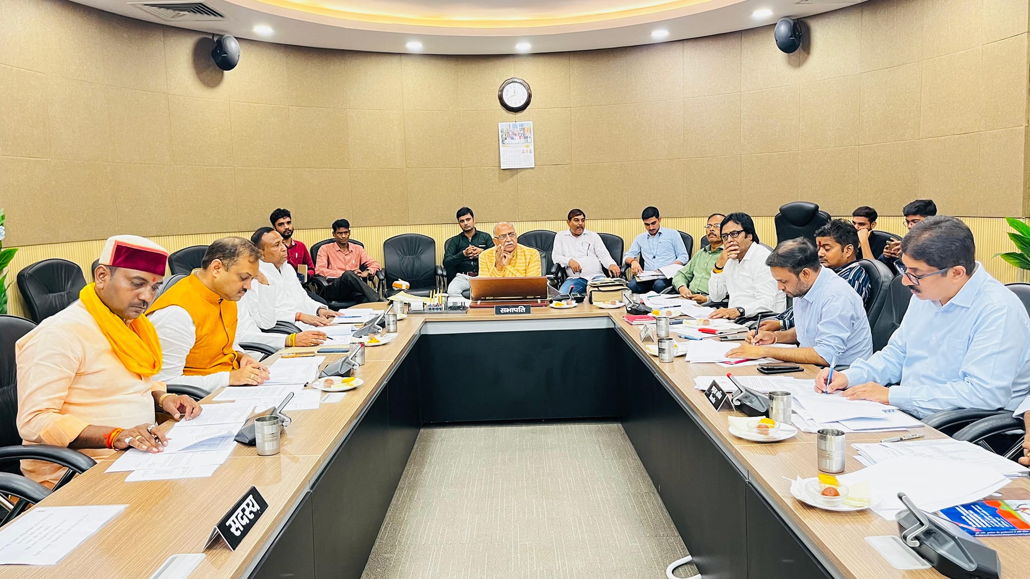 प्रतिनिहित विधायन समिति के अंतर्गत आयोजित बैठक में उपस्थित रहा।