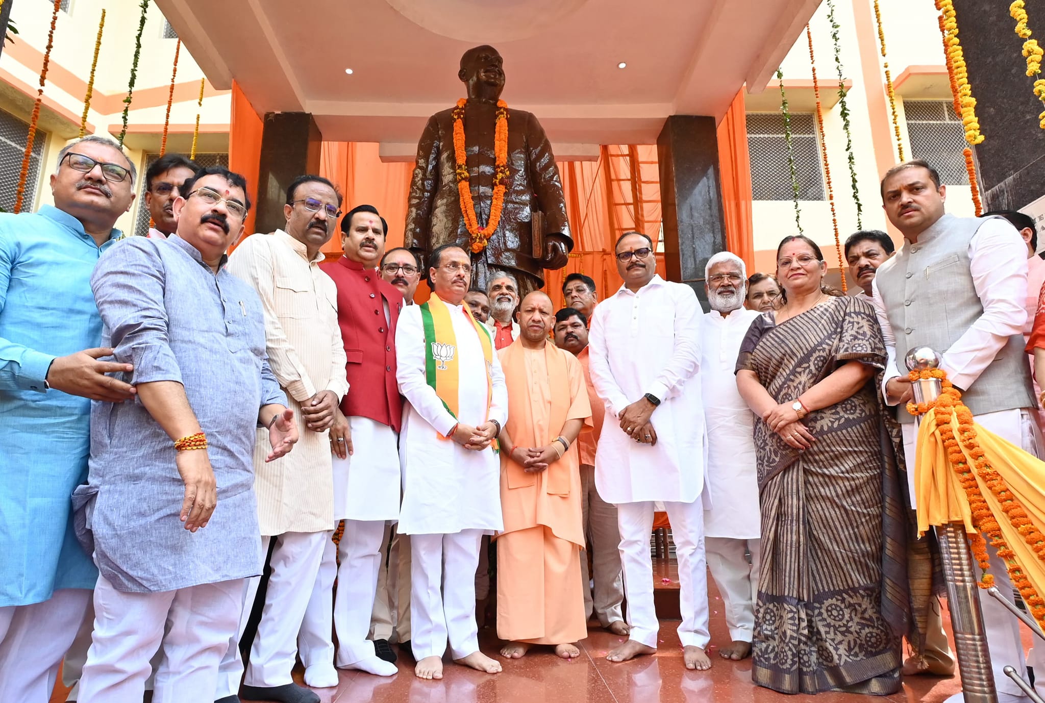 आदरणीय मुखर्जी जी की प्रतिमा पर माल्यार्पण कर विनम्र श्रद्धांजलि अर्पित की।