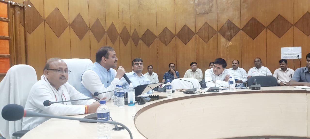 सौर ऊर्जा संयंत्रों की स्थापना विधायक निधि और सीएसआर फण्ड के माध्यम से करने हेतु विस्तार से विद्यालय प्रबंधक / प्रधानाचार्य के साथ बैठक