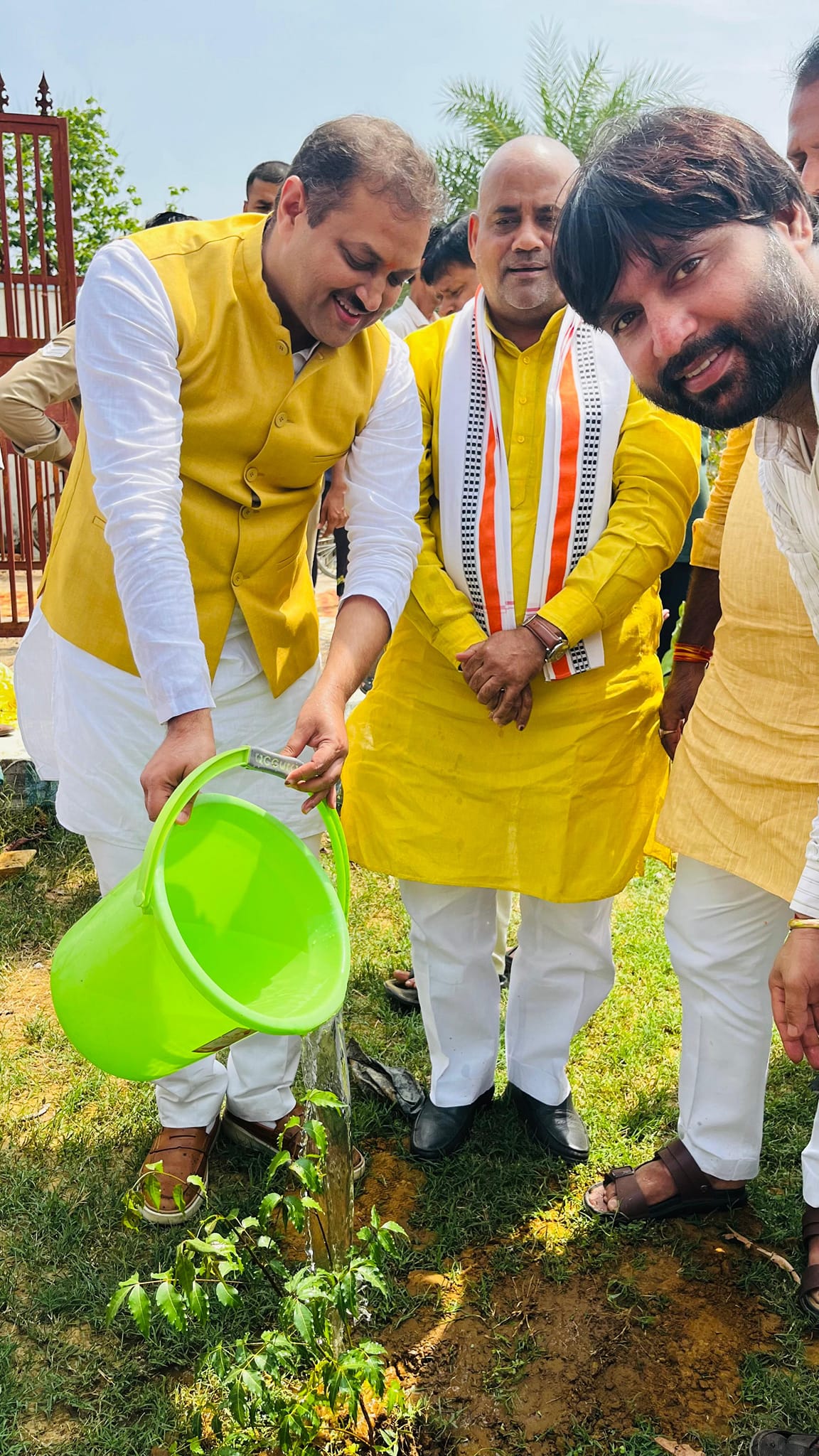 मैं भी इस मुहिम में शामिल होकर जनपद प्रतापगढ़ के विएन आईटीआई में पौधारोपण किया।