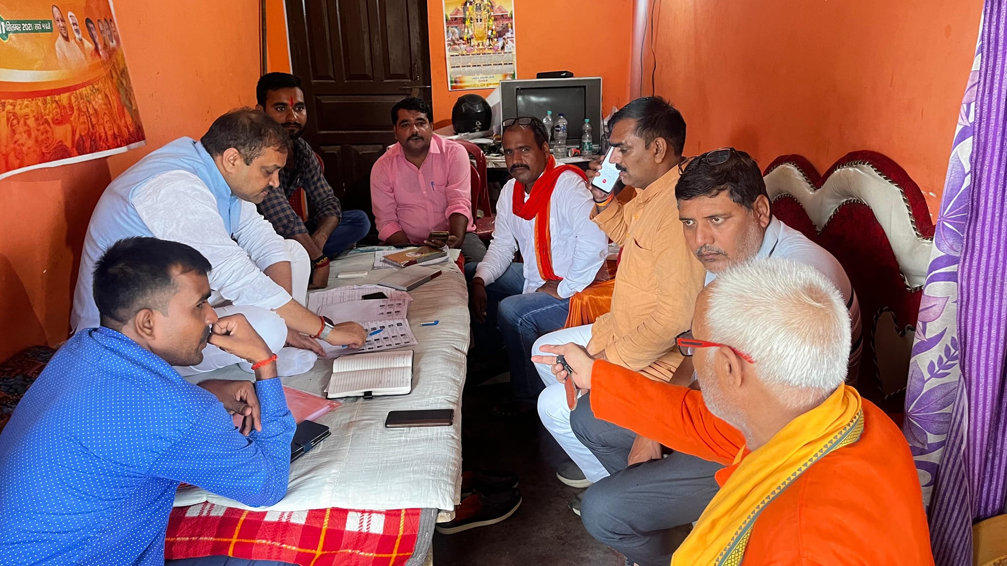 अयोध्या की मिल्कीपुर विधानसभा क्षेत्र के कुमारगंज मंडल की नगर पंचायत कुमारगंज में कार्यकर्ता बंधुओं के साथ बैठक