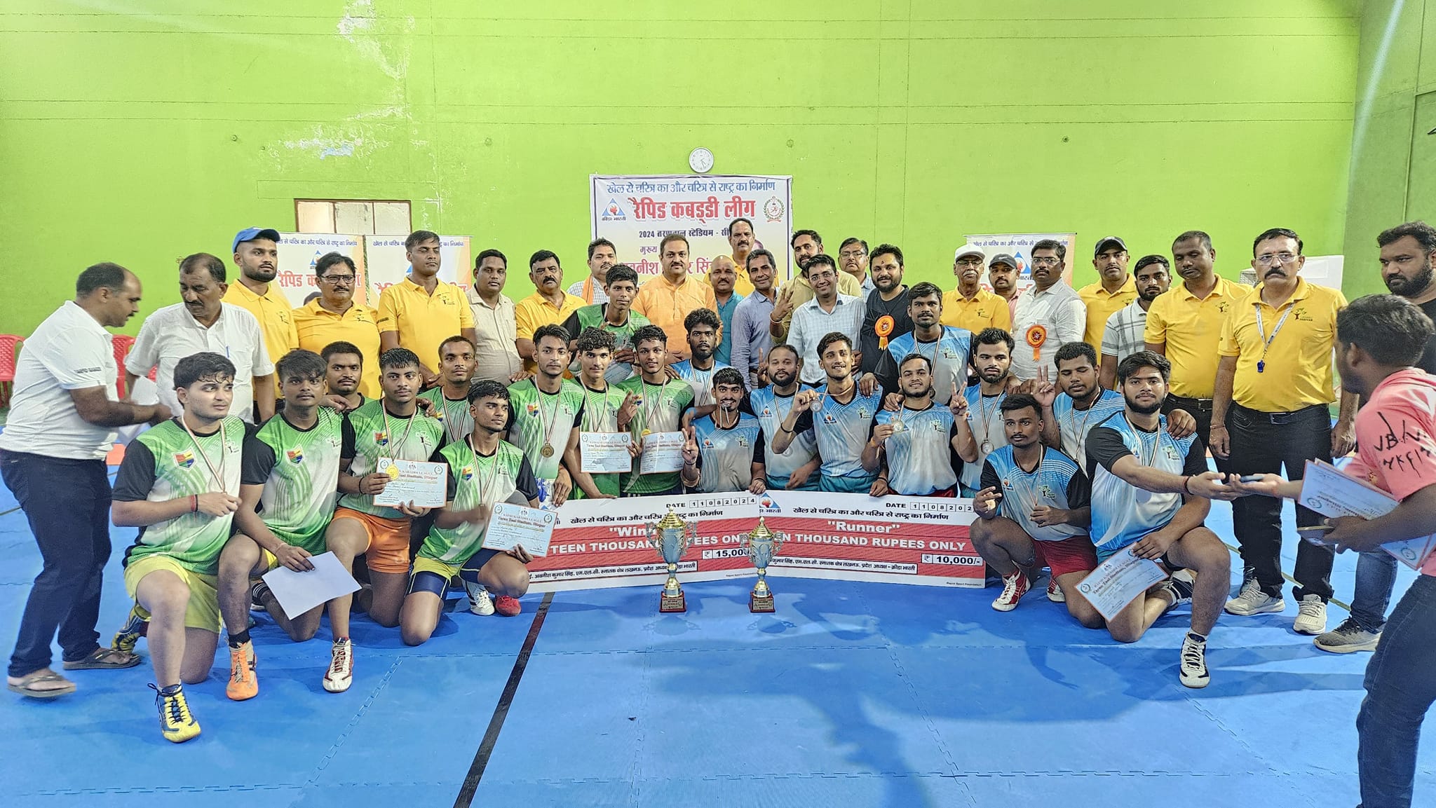 खिलाड़ियों को सर्टिफिकेट व ट्रॉफी प्रदान करते हुए उनका उत्साहवर्धन किया।