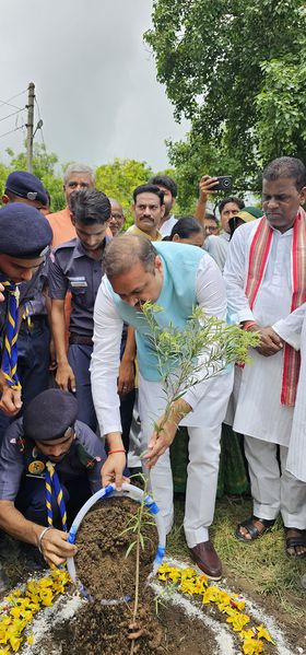 आज जनपद हरदोई के माधौगंज में स्थित राजा नरपति सिंह स्मारक रुईयागढ़ी में वृक्षारोपण किया।