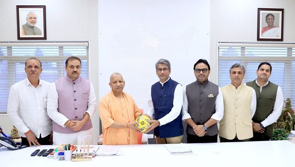 माननीय मुख्यमंत्री योगी आदित्यनाथ जी से आत्मीय भेंट कर उत्तर प्रदेश में फुटबॉल प्रमोशन के लिए चर्चा