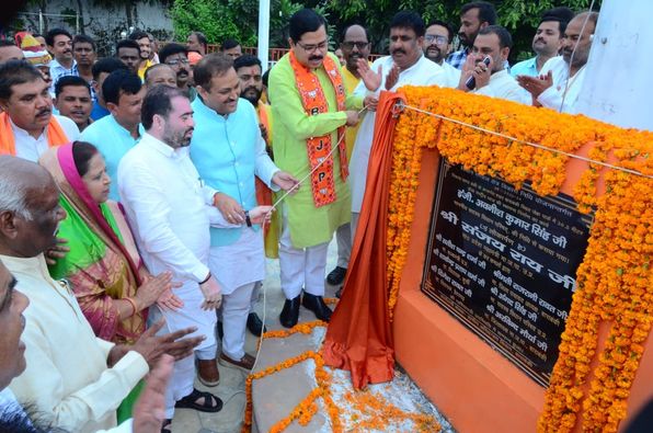 जनपद बाराबंकी स्थित जेब्रा पार्क में अपने विकास निधि से 30.5 मीटर ऊंचे राष्ट्रीय ध्वज स्थापना