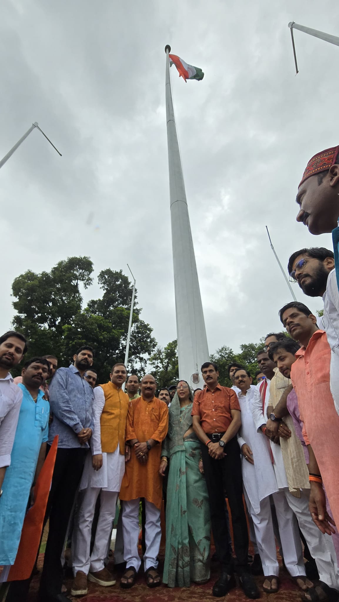 शहीद उद्यान हरदोई में विकास निधि से निर्मित 150 फिट ऊंचे राष्ट्रध्वज का लोकार्पण किया