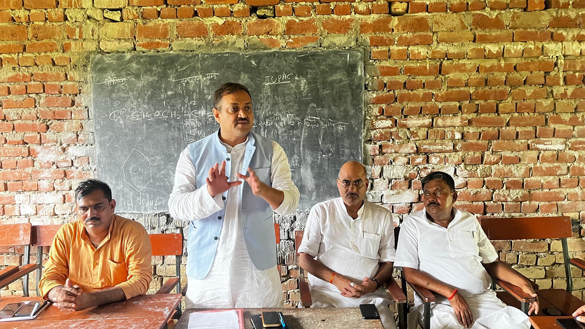 जनपद अयोध्या के मिल्कीपुर विधानसभा क्षेत्र के ऊर्जावान कार्यकर्ताओं के साथ आगामी कार्ययोजनाओं को लेकर बैठक