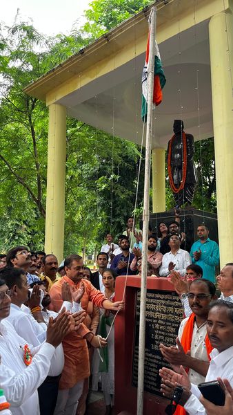 लखनऊ में स्वतंत्रता दिवस की 78वीं स्वर्णिम वर्षगांठ के अवसर पर ध्वजारोहण समारोह