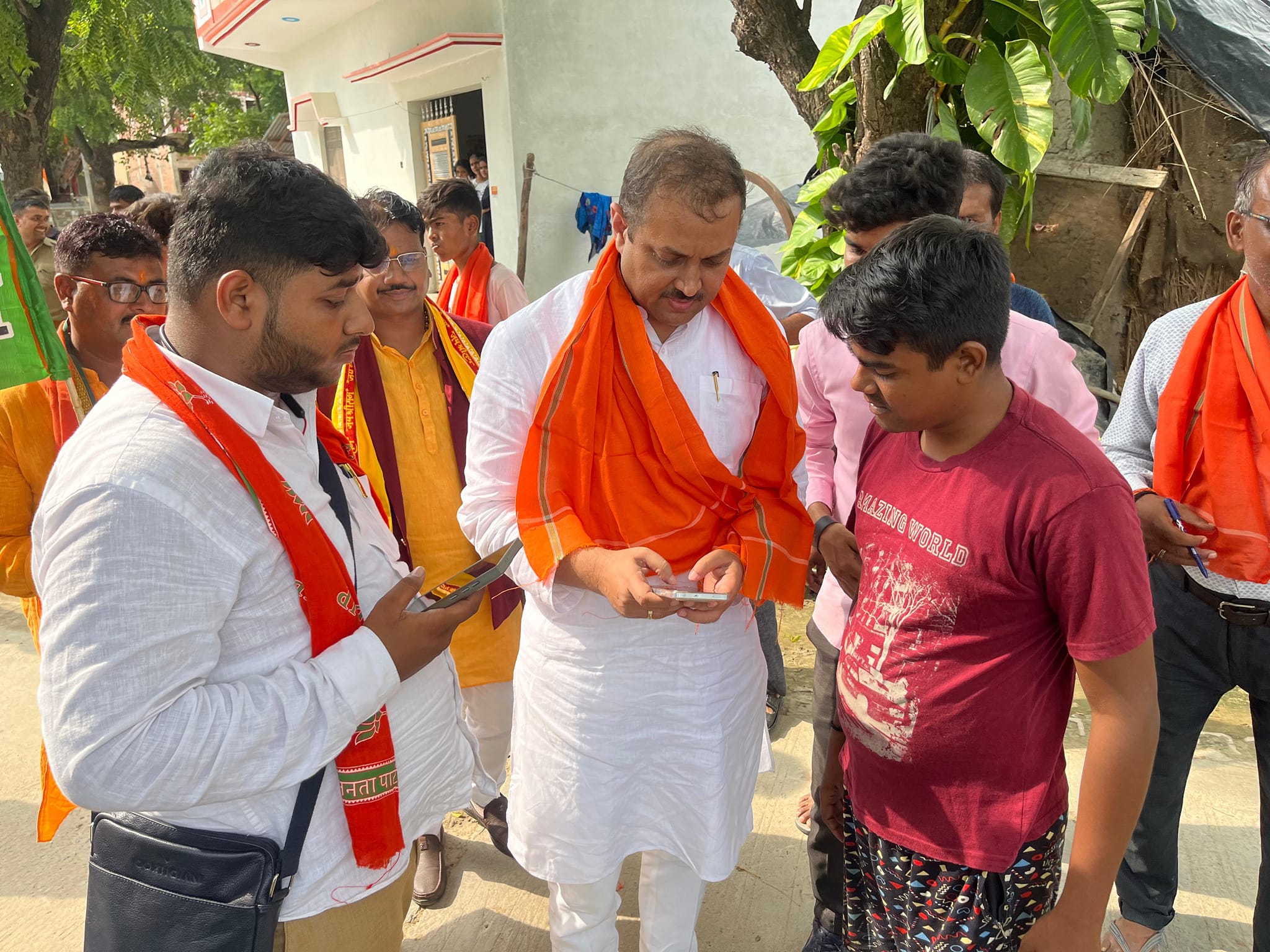 घर घर संपर्क अभियान कर आम जनमानस को भारतीय जनता पार्टी की सदस्यता ग्रहण कराया I