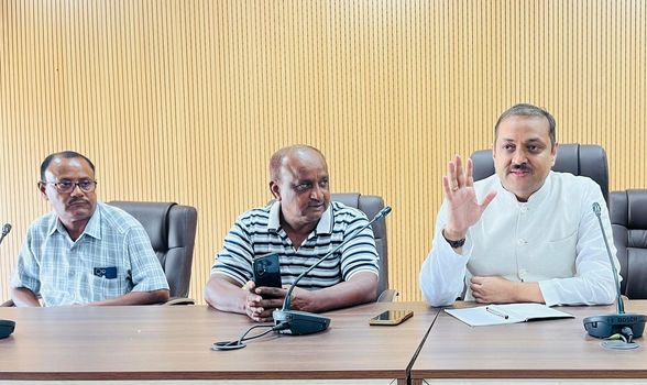 लखनऊ के विभिन्न फुटबॉल क्लबो के संचालको व खिलाड़ियों के साथ बैठक