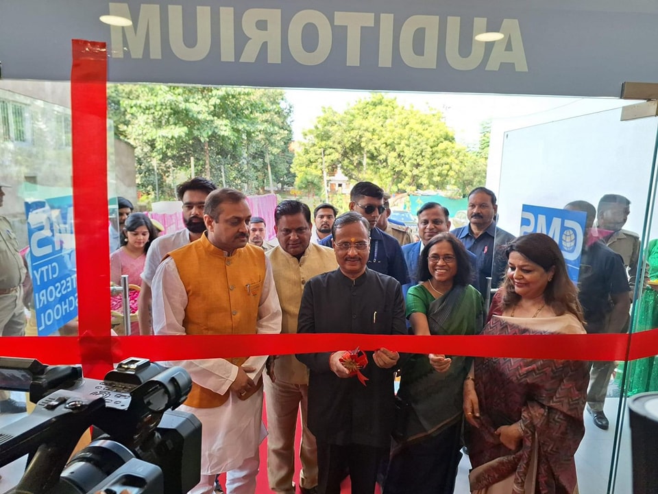 परम श्रद्धेय डॉ जगदीश गांधी जी के नाम पर सभागार एवं स्मार्ट स्मार्ट क्लास ( ए आई रोबोटिक्स एवं म्यूजिक क्लासेस व कंप्यूटर लैब) के उद्घाटन