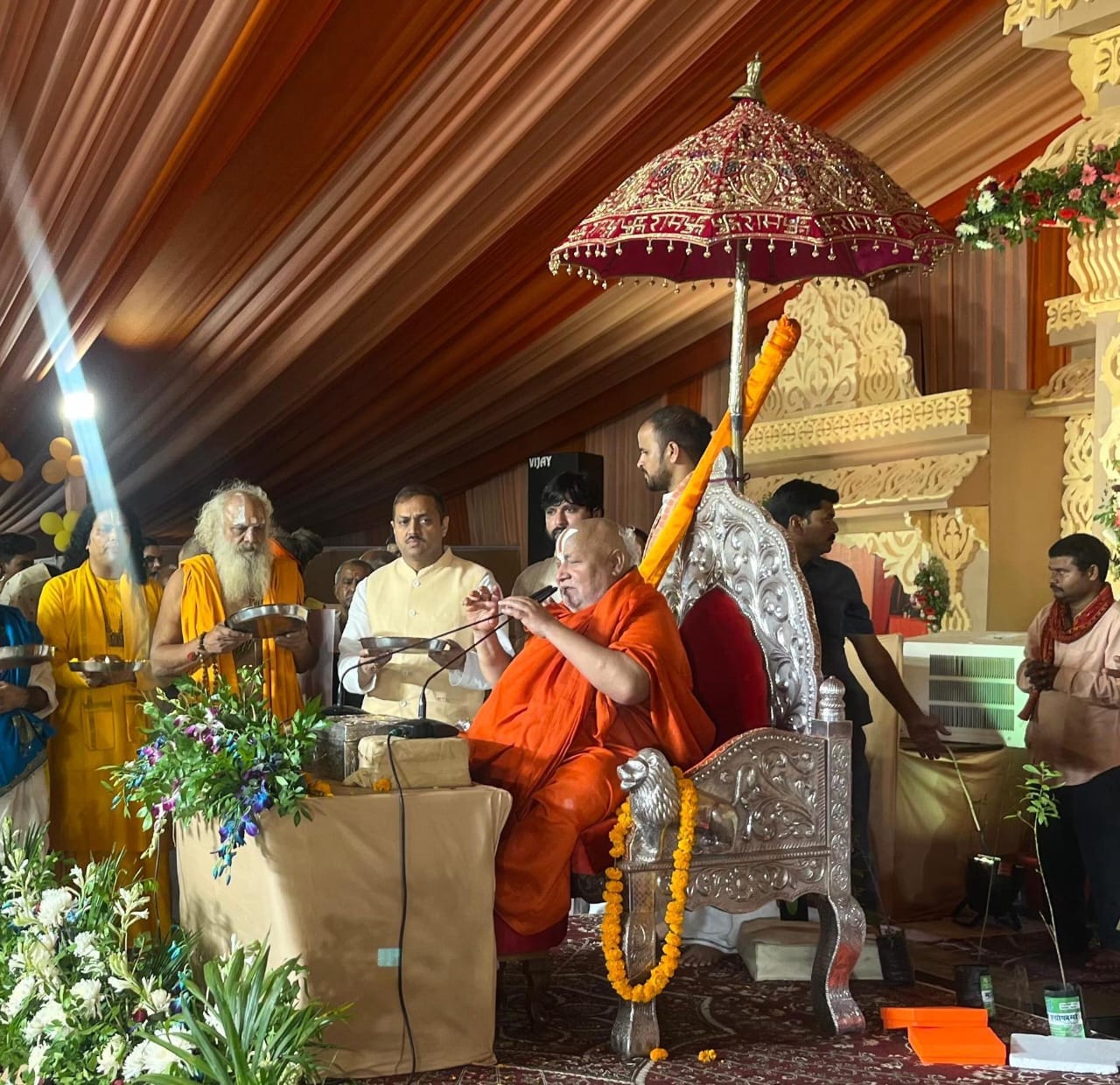 स्वामी रामभद्राचार्य जी महाराज के श्री मुख से कथामृत पान करने का पुण्य अवसर प्राप्त हुआ
