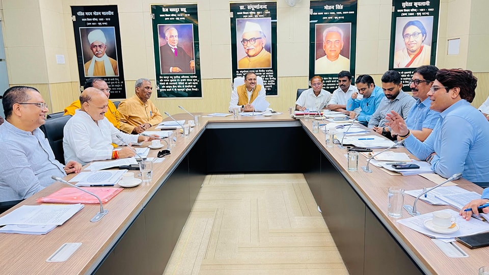आजमगढ़ जनपद के अधिकारीगणो के साथ बैठक कर दैवीय आपदा प्रबंधन हेतु उचित दिशा निर्देश दिए।
