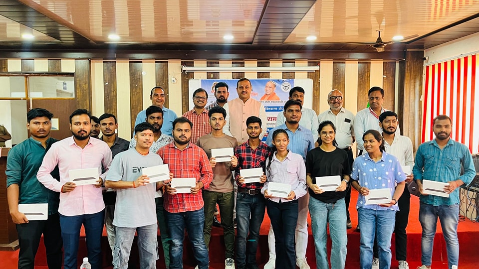 बाबू सुन्दर सिंह इंस्टिट्यूट ऑफ टेक्नोलॉजी एंड मैनेजमेंट में “टैबलेट स्मार्टफोन वितरण कार्यक्रम”