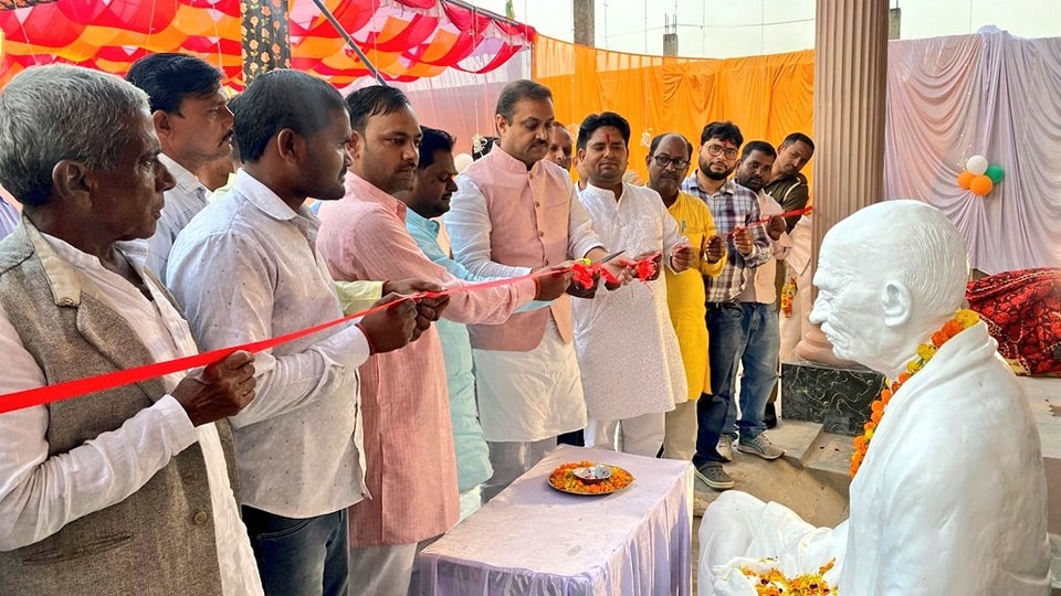 “राम तीर्थ मूर्ति कला केंद्र” का फीता काटकर उद्घाटन किया