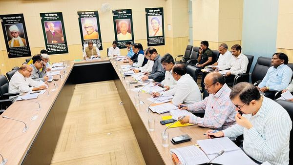 विधान परिषद मे दैवीय आपदा प्रबंधन जाँच समिति में लोक निर्माण विभाग के अधिकारीगणो के साथ बैठक
