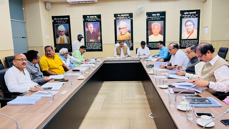 विधान परिषद मे दैवीय आपदा प्रबंधन जाँच समिति मे वन एवं पर्यावरण विभाग के अधिकारीगणो के साथ बैठक