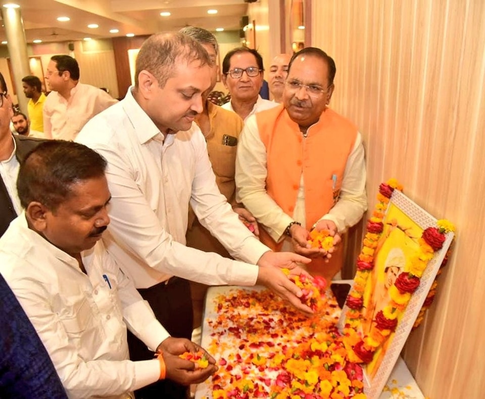 लखनऊ भाजपा प्रदेश कार्यालय मे भगवान बिरसा मुंडा चित्र पर पुष्पांजलि अर्पित कर उन्हें नमन किया I