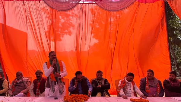 चुनाव कार्यालय का उद्घाटन किया गया और उपस्थित क्षेत्रवासी व कार्यकर्ता को सम्बोधित किया