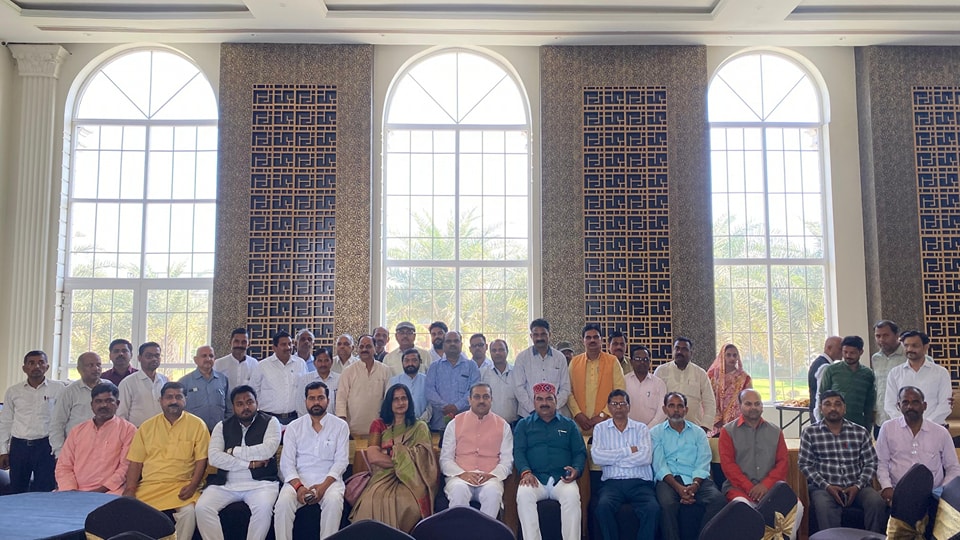 सीतापुर में जनपद के विशिष्ट एवं सम्मानित शिक्षक जनों से मुलाकात कर उनका कुशलक्षेम जाना।
