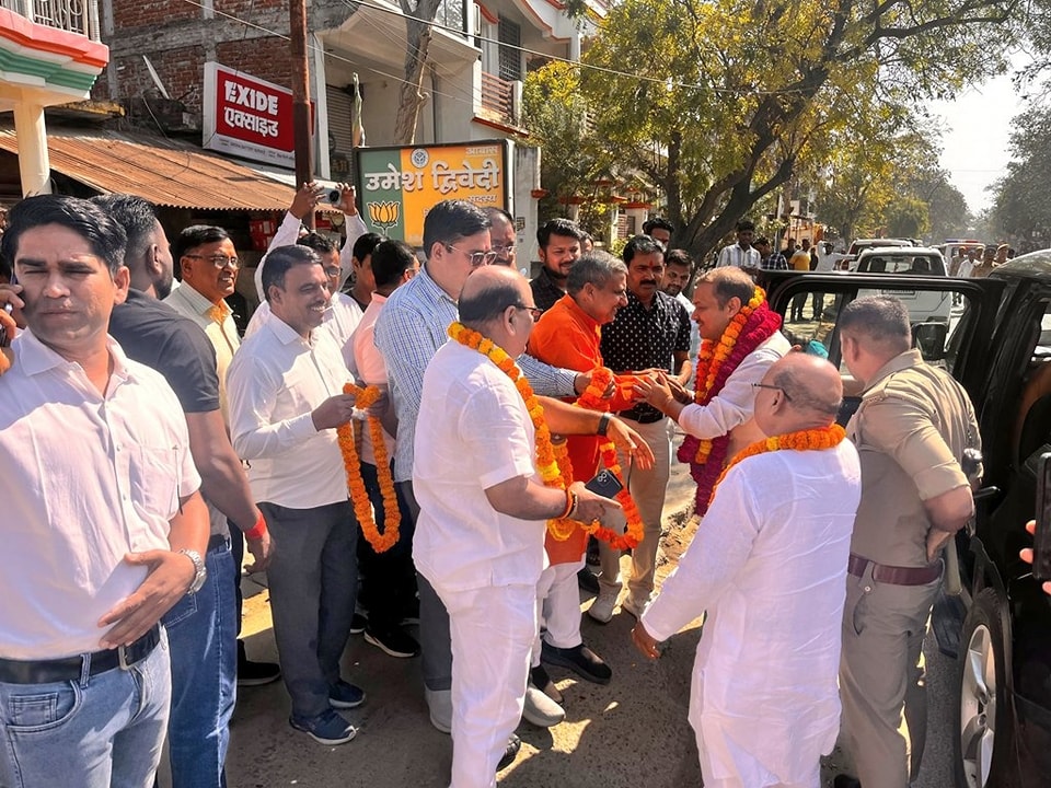 आज लालगंज, प्रतापगढ़ में सम्मानित बंधुओं के आत्मीय स्वागत से अभिभूत हूँ।
