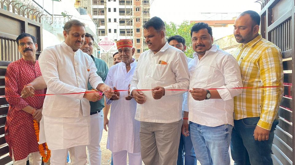 लखनऊ के न्यू डिफेन्स कॉलोनी में नवनिर्मित होटल वेलवेट का उद्घाटन किया।